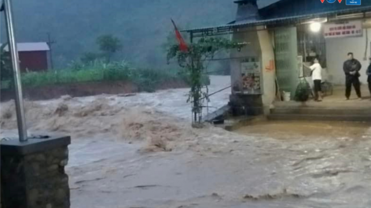 Sơn La mưa kéo dài trên diện rộng, nhiều nhà phải di dời khẩn cấp vì ngập lụt, sạt lở đất (8/9/2024)