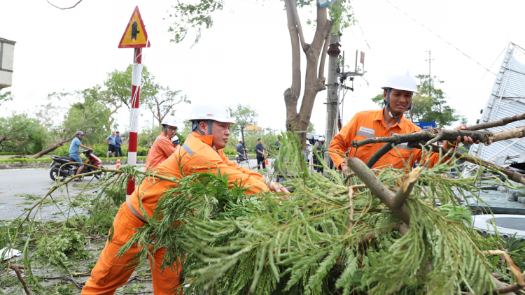 THỜI SỰ 18H CHIỀU 08/09/2024: Ngành điện khẩn trương khắc phục, cấp điện trở lại cho 4 địa phương thiệt hại nặng bởi bão số 3 trong hôm nay