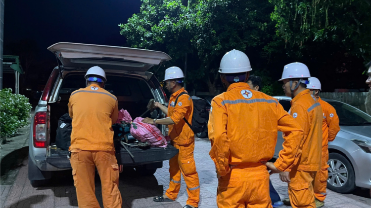 Đã có 5/38 “đội xung kích” của EVNNPC lên đường ngay trong đêm 08/9/2024 làm nhiệm vụ hỗ trợ khắc phục sự cố lưới điện bị ảnh hưởng nặng nề bởi Bão số 3 (08/09/2024)