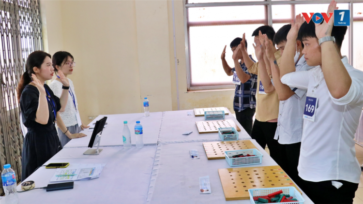 Giúp người lao động chuẩn bị hồ sơ để sang Hàn Quốc làm việc (09/9/2024)