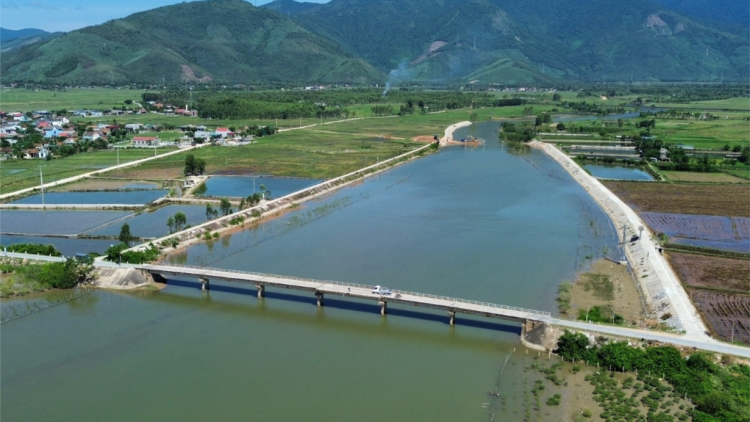 Lên phương án sửa chữa cầu Sông Thai ở Quảng Bình trước nguy cơ đổ sập (30/9/2024)