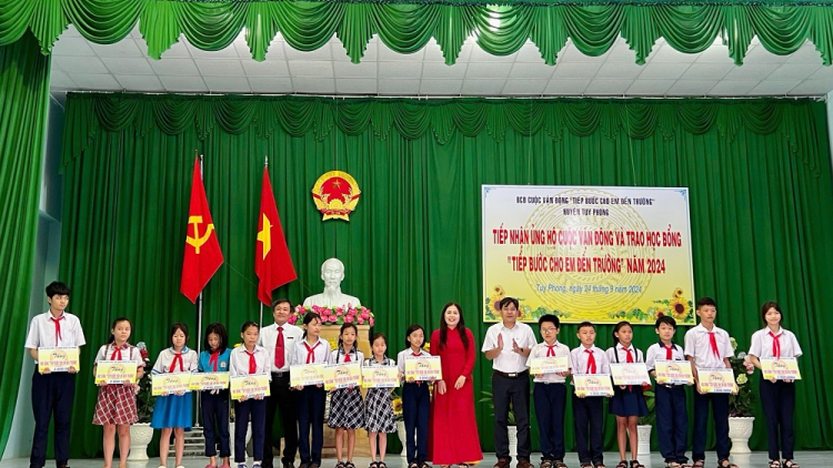 Nhà máy Nhiệt điện Vĩnh Tân 4 ủng hộ cuộc vận động "Tiếp bước cho em đến trường" (27/09/2024)