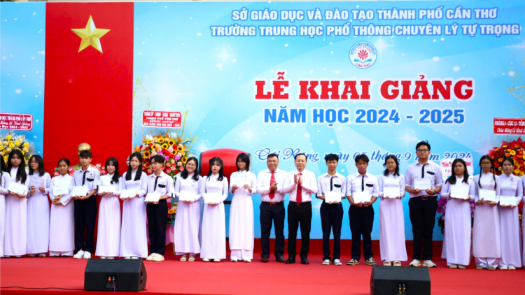Cần Thơ vận động 11 tỷ đồng tiếp sức học sinh khó khăn đến trường (05/9/2024)