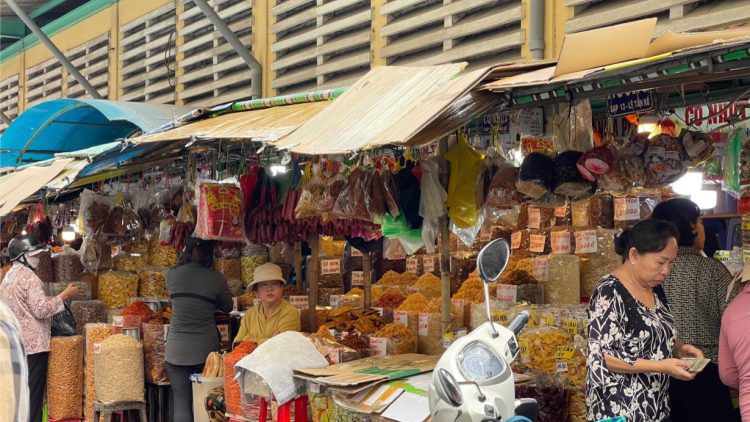 Vắng bóng người mua, chợ truyền thống ở TP.HCM chật vật khi Tết Nguyên đán đến gần (7/1/2025)
