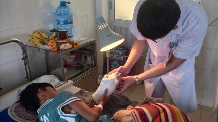 Báo động tình trạng học sinh tự chế pháo nổ bị đa chấn thương (10/1/2025)