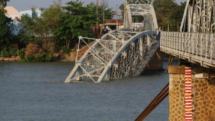 Viện Kiểm sát nhân dân tỉnh Đồng Nai khởi tố và bắt tạm giam chủ và lái tàu gây tai nạn đâm sập cầu Ghềnh. (Thời sự đêm 30/3/2016)