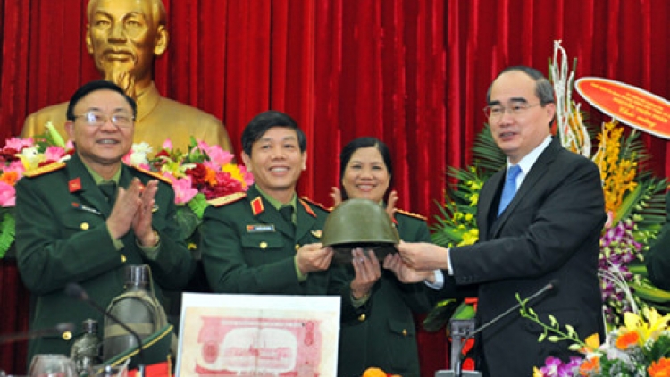 Chủ tịch Ủy ban Trung ương Mặt trận Tổ quốc Việt Nam Nguyễn Thiện Nhân thăm Bảo tàng lịch sử Quân sự Việt Nam. (Thời sự chiều 19/12/2015)