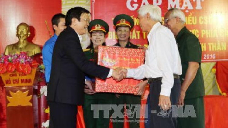 Chủ tịch nước Trương Tấn Sang gặp mặt các chiến sỹ cách mạng bị địch bắt tù đầy khu vực phía Bắc. (Thời sự chiều 14/02/2016)