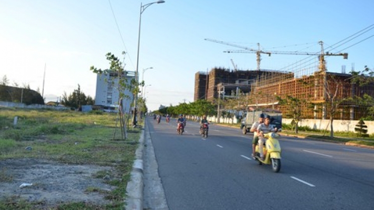 Cử tri thành phố Đà Nẵng yêu cầu các Đại biểu HĐND chất vấn lãnh đạo thành phố về biện pháp ngăn chặn người Trung Quốc mua đất trái phép tại địa phương. (Thời sự trưa 09/12/2015)