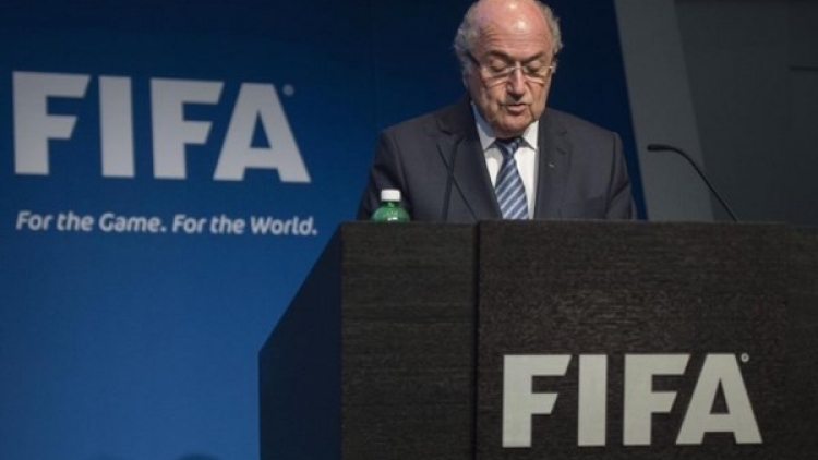 Chủ tịch FIFA Sepp Blatter từ chức đã khoét sâu những bất đồng chính trị Nga-Mỹ