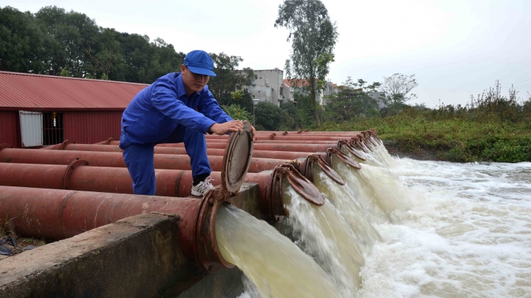 Tập đoàn điện lực Việt Nam lên kế hoạch điều tiết nước các hồ thủy điện, giải quyết tình trạng khô hạn tại khu vực Miền Trung Tây Nguyên. (Thời sự trưa 11/4/2016)