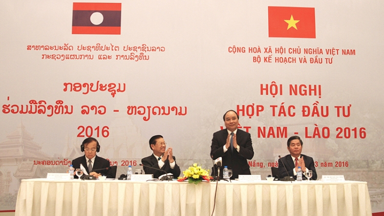 Đại diện Chính phủ hai nước Việt Nam và Lào cam kết cải thiện môi trường đầu tư, tháo gỡ vướng mắc về cơ chế, thủ tục nhằm giúp hai nước là điểm đến của các doanh nghiệp trên thế giới. (Thời sự chiều 27/3/2016)