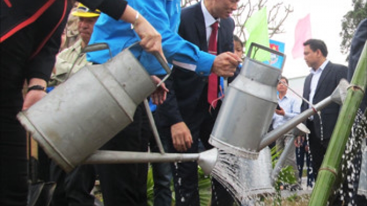 Hôm nay, mùng 5 Tết Bính Thân, các địa phương trên cả nước tổ chức ngày Tết trồng cây, hưởng ứng lời kêu gọi của Chủ tịch Hồ Chí Minh cách đây hơn nửa thế kỷ. (Thời sự trưa 12/02/2016)