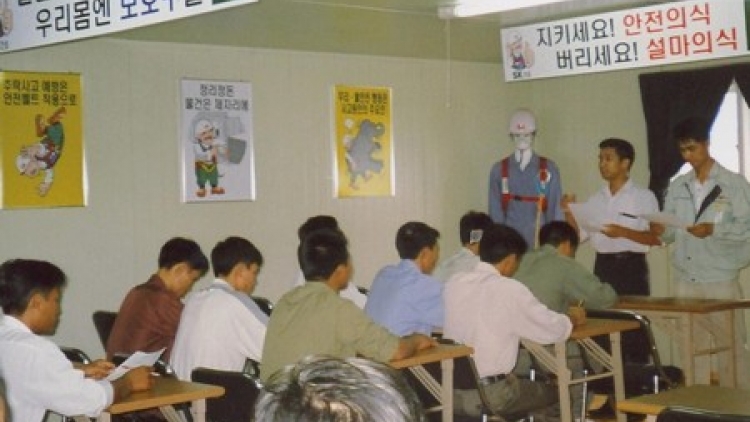 Nguy cơ Hàn Quốc dừng tiếp nhận lao động Việt Nam là dễ xảy ra nếu như nước ta không giảm được số lao động bỏ trốn tại Hàn Quốc. (Thời sự đêm 19/12/2015)