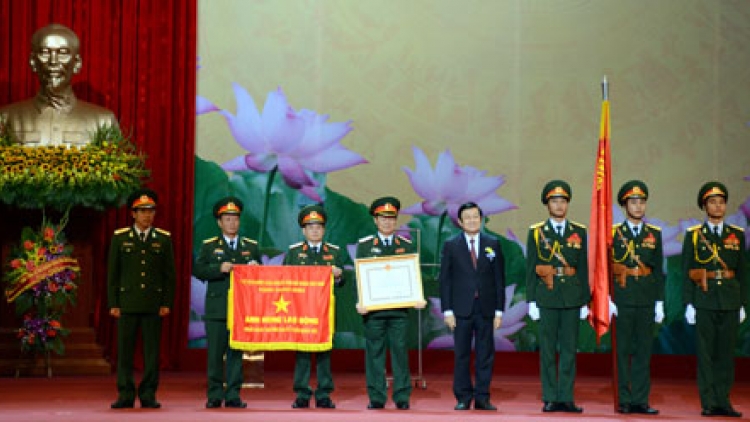 Chủ tịch nước Trương Tấn Sang trao Danh hiệu Anh hùng Lao động cho Ngân hàng Quân đội. (Thời sự trưa 24/12/2015)