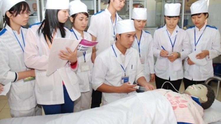 Sự “gạch nối” đào tạo giữa dược sĩ – nhà khoa học, bác sĩ – nhà khoa học. (07/3/2016)