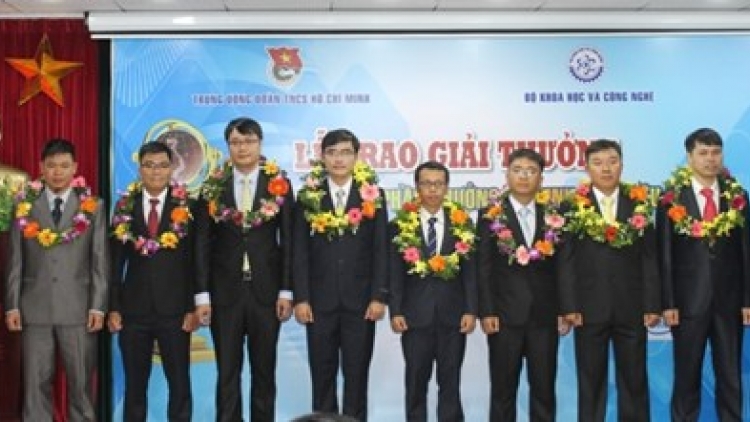 10 tài năng trẻ nhận giải thưởng Quả cầu vàng 2015 cho 4 lĩnh vực: công nghệ thông tin và truyền thông, công nghệ y dược, công nghệ sinh học và công nghệ môi trường. (Thời sự đêm 11/12/2015)