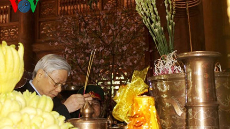Tổng Bí thư Nguyễn Phú Trọng dâng hương tưởng nhớ Chủ tịch Hồ Chí Minh và trồng cây tại Khu di tích K9, huyện Ba Vì, Hà Nội. (Thời sự chiều 11/02/2016)
