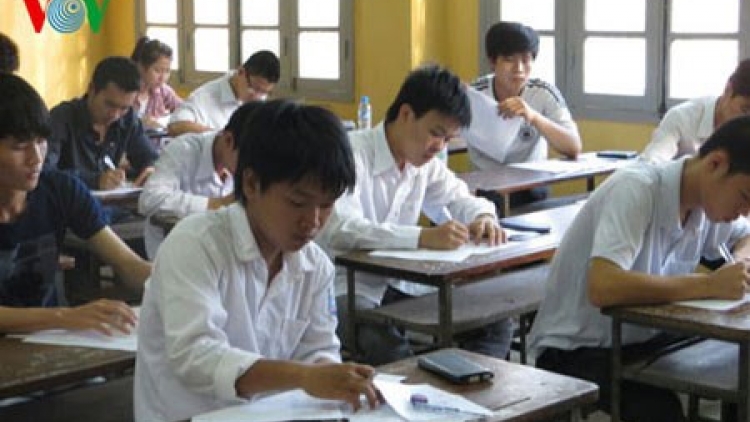 Bộ Giáo dục và Đào tạo công bố chủ trương tổ chức kỳ thi trung học phổ thông quốc gia và tuyển sinh đại học, cao đẳng hệ chính quy năm nay với nhiều điểm mới. (Thời sự trưa 04/02/2016)
