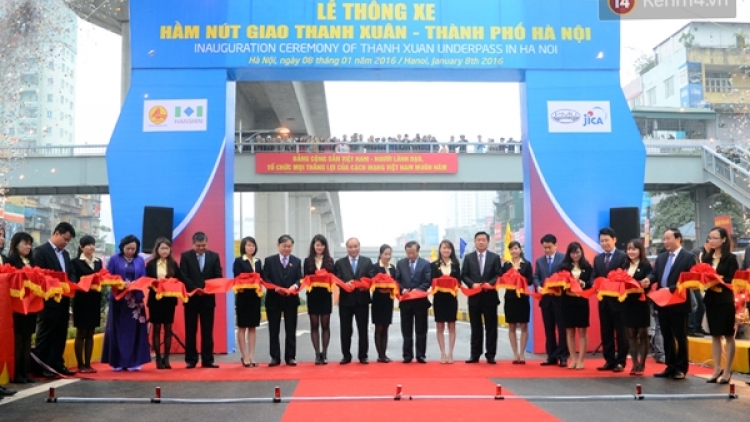 Sáng nay, nút giao Trung Hòa và hầm nút giao Thanh Xuân đã chính thức được thông xe, góp phần giảm ùn tắc giao thông cho trung tâm thành phố Hà Nội. (08/01/2016)