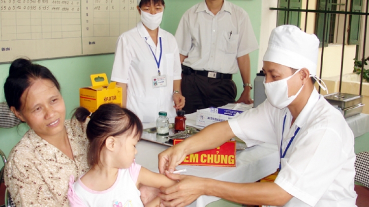 Bộ Y tế khuyến cáo người dân nên tiêm vaccine Quinvaxem trong Chương trình tiêm chủng mở rộng thay vì bị động chờ đợi vaccine dịch vụ, rất nguy hiểm cho sức khỏe của trẻ. (Thời sự đêm 30/12/2015)