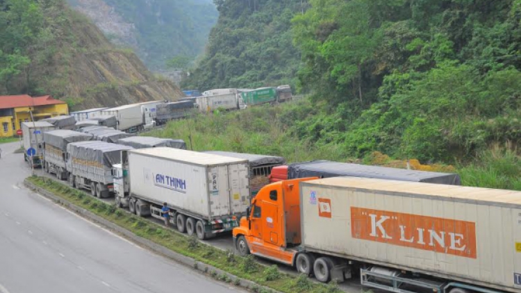 Hàng trăm xe dưa hấu, thanh long với tổng trọng lượng hàng nghìn tấn bị ùn tắc kéo dài nhiều kilômét ở cửa khẩu Tân Thanh, Lạng Sơn. (Thời sự đêm 16/01/2016)