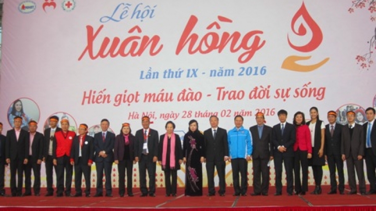 Lễ hội Xuân Hồng 2016 chính thức được phát động với kỳ vọng thu được 8000 đơn vị máu phục vụ nhu cầu cấp cứu điều trị tại hơn 150 bệnh viện. (Thời sự chiều 28/02/2016)
