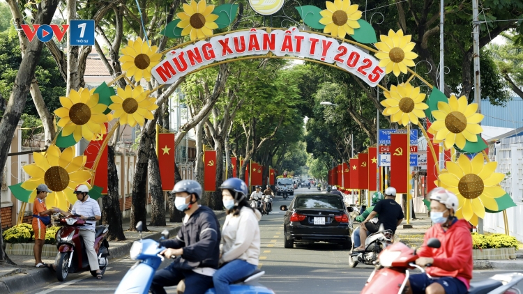 Đường phố TP.HCM ngập tràn sắc Xuân