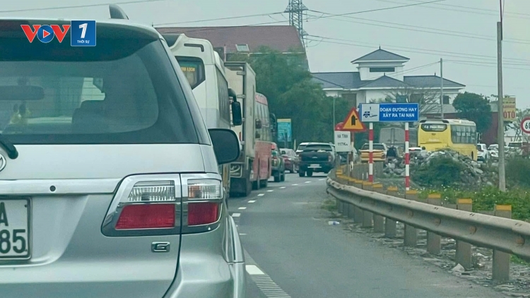 Người về quê ăn Tết đông, Quốc lộ 1A qua cầu Gianh, Quảng Bình ùn tắc hơn 2km