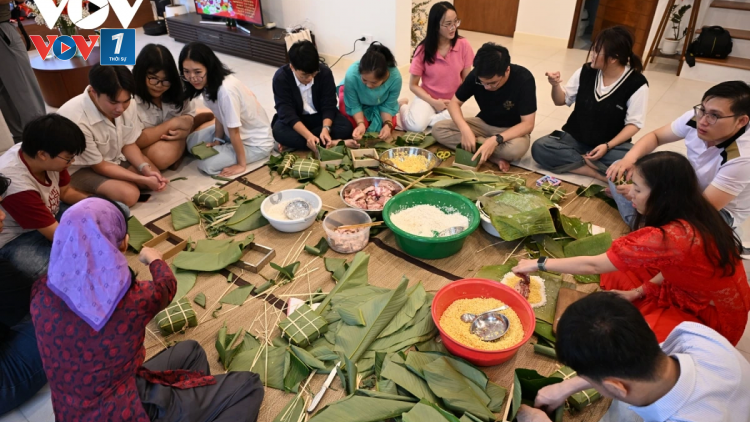  Gói bánh chưng, mở ra câu chuyện quê hương ngày Tết 