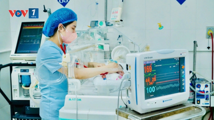 Cứu sống thành công trẻ sinh non nặng 550g nguy kịch