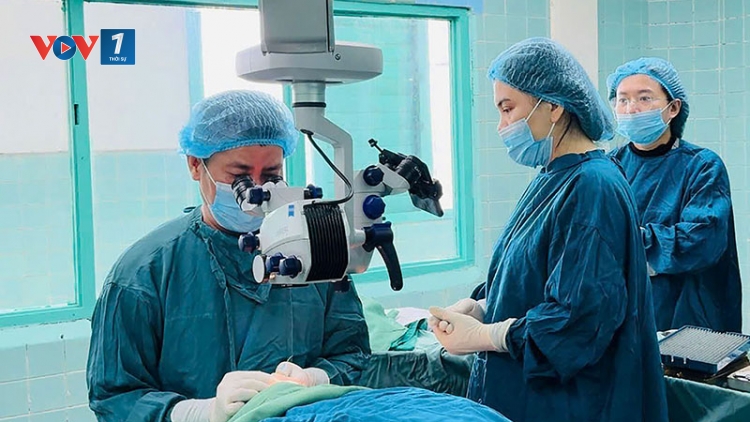 Thực hiện thành công ca phẫu thuật mắt bằng keo dán sinh học (15/02/2025)
