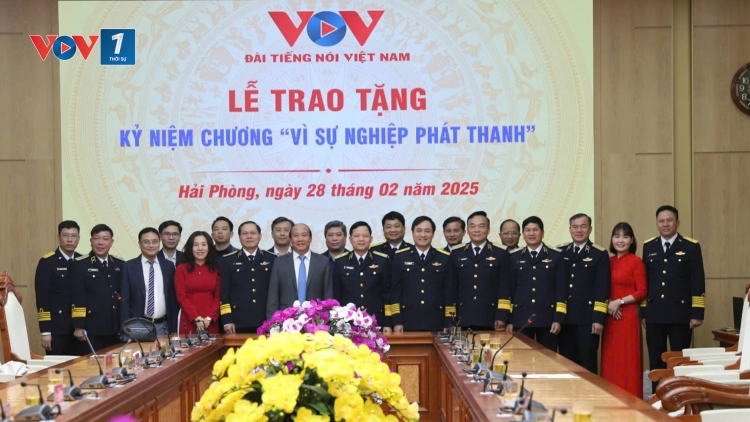 Trao kỷ niệm chương “Vì sự nghiệp phát thanh” cho lãnh đạo, cán bộ Quân chủng Hải quân