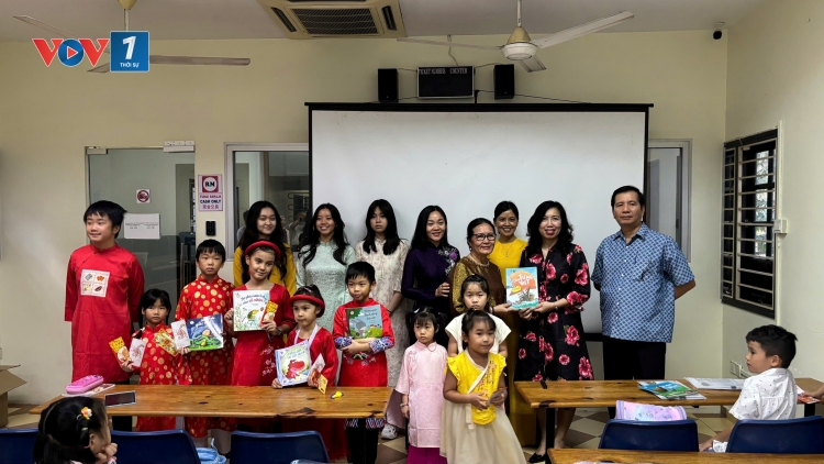 Thứ trưởng Bộ Ngoại giao Lê Thị Thu Hằng trao tặng sách kiều bào tại Malaysia