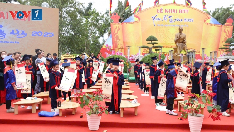 Học sinh Hải Phòng nô nức khai bút đầu Xuân ở đền Trạng Trình Nguyễn Bỉnh Khiêm