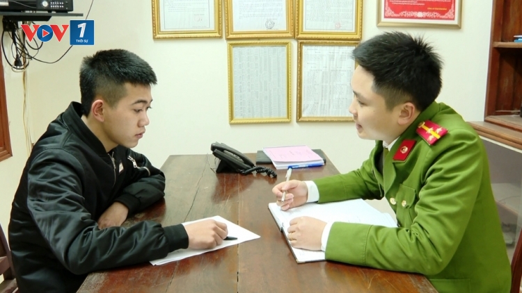 Ninh Bình: triệu tập nhóm đối tượng cầm hung khí "uy hiếp tình địch" trên sân bóng
