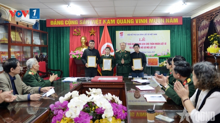 Trao kết quả giám định ADN cho thân nhân liệt sĩ và bàn giao 21 bộ hồ sơ mộ liệt sĩ tập thể
