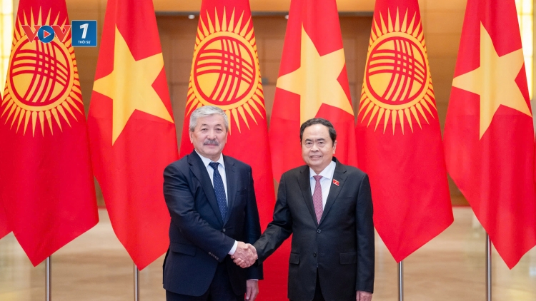 Chủ tịch Quốc hội Trần Thanh Mẫn hội kiến với Thủ tướng Kyrgyzstan
