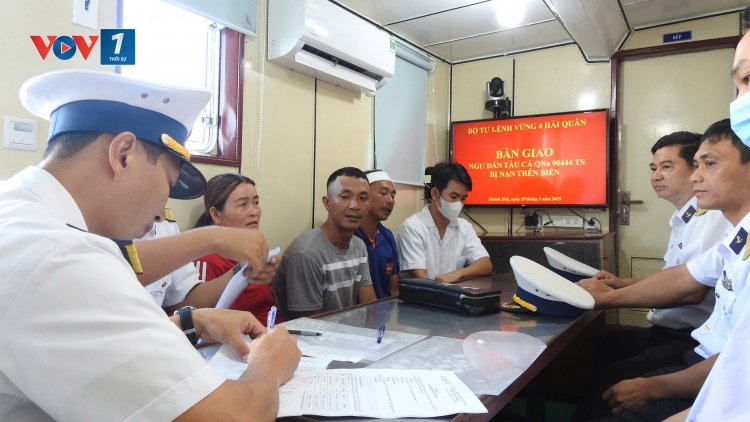 Vùng 4 Hải quân bàn giao ngư dân gặp nạn cho gia đình và địa phương