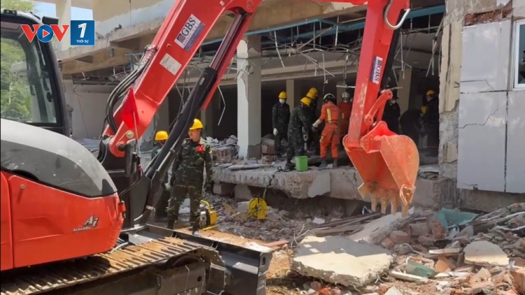 Lực lượng cứu hộ QĐND Việt Nam đã đưa 15 nạn nhân Myanmar ra khỏi đống đổ nát