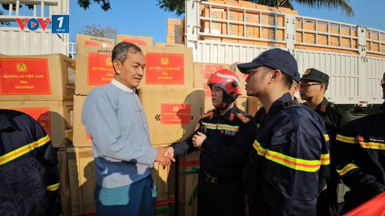 Đoàn cứu nạn cứu hộ Bộ Công an trao gần 3 tấn thuốc và thiết bị y tế cho Myanmar