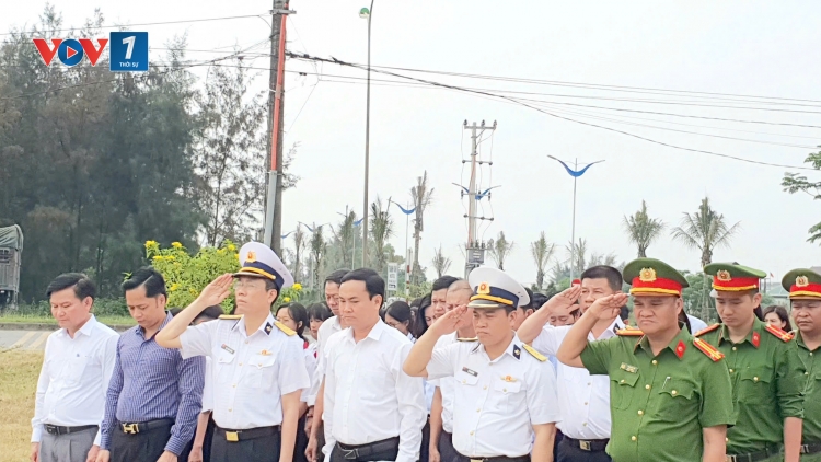 Lữ đoàn 126 dâng hoa, dâng hương Đài chiến thắng Đặc công Hải quân tại Cửa Việt