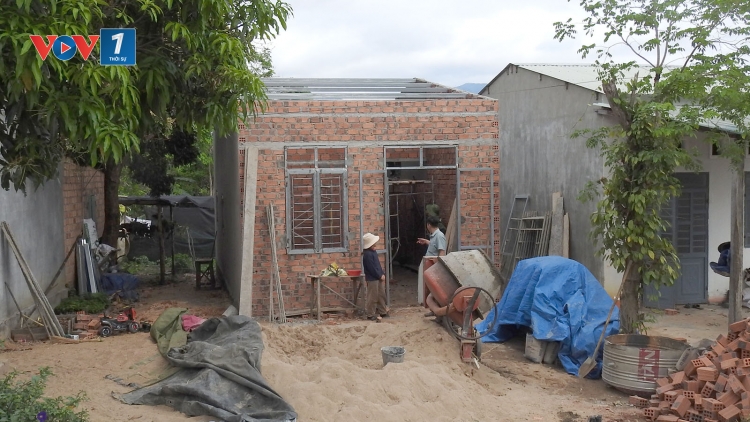 Đảng viên ở Kon Tum đi đầu giúp dân xoá nhà tạm, nhà dột nát.