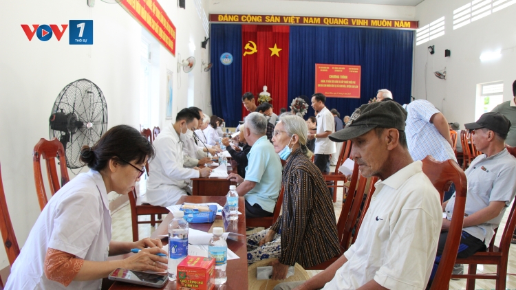 Lữ đoàn 162 phối hợp tư vấn, khám sức khỏe và cấp phát thuốc miễn phí cho bà con nhân dân