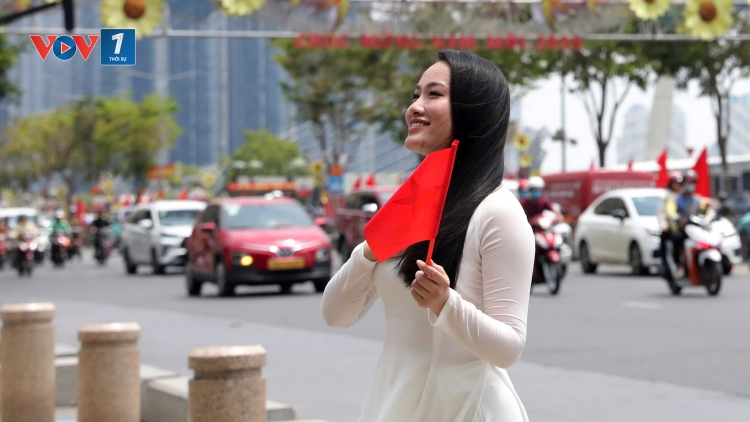 TP. Hồ Chí Minh rực rỡ màu cờ Tổ quốc thể hiện lòng yêu nước trong dịp lễ 30/4
