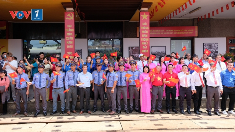 Xúc động không khí sum họp 2 miền Nam- Bắc tại ga Đà Nẵng trên đôi tàu Thống Nhất