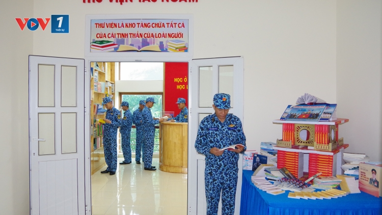 Đọc sách trong lòng biển - Thói quen nuôi dưỡng tinh thần của thủy thủ tàu ngầm Lữ đoàn 189