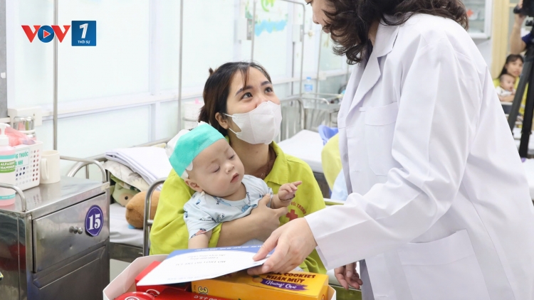 Phó Chủ tịch nước Võ Thị Ánh Xuân thăm, tặng quà bệnh nhi tại Bệnh viện Phổi Trung ương