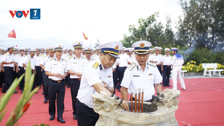 Đảng bộ Vùng 4 Hải quân dâng hương tại Khu tưởng niệm chiến sĩ Gạc Ma