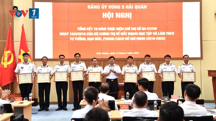 Vùng 5 Hải quân khen thưởng các tập thể, cá nhân có thành tich tốt trong thực hiện Chỉ thị 05